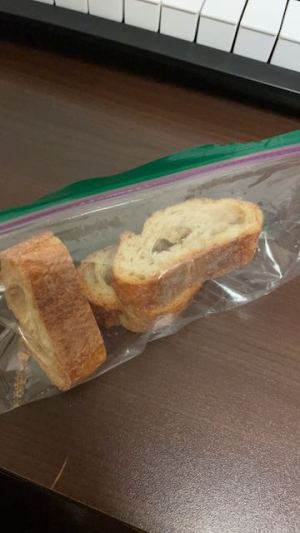 会社で食べるフランスパン